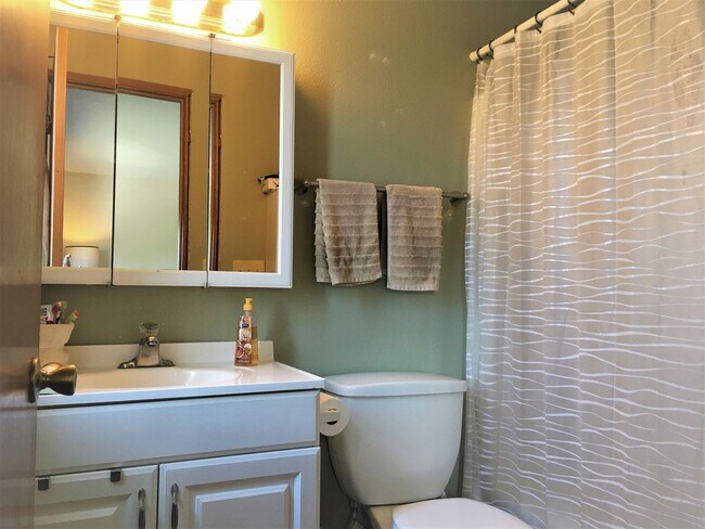 Building Photo - ***$1,000 Off First Month's Rent*** Charming Split Level in NE Bend - HUGE Yard!