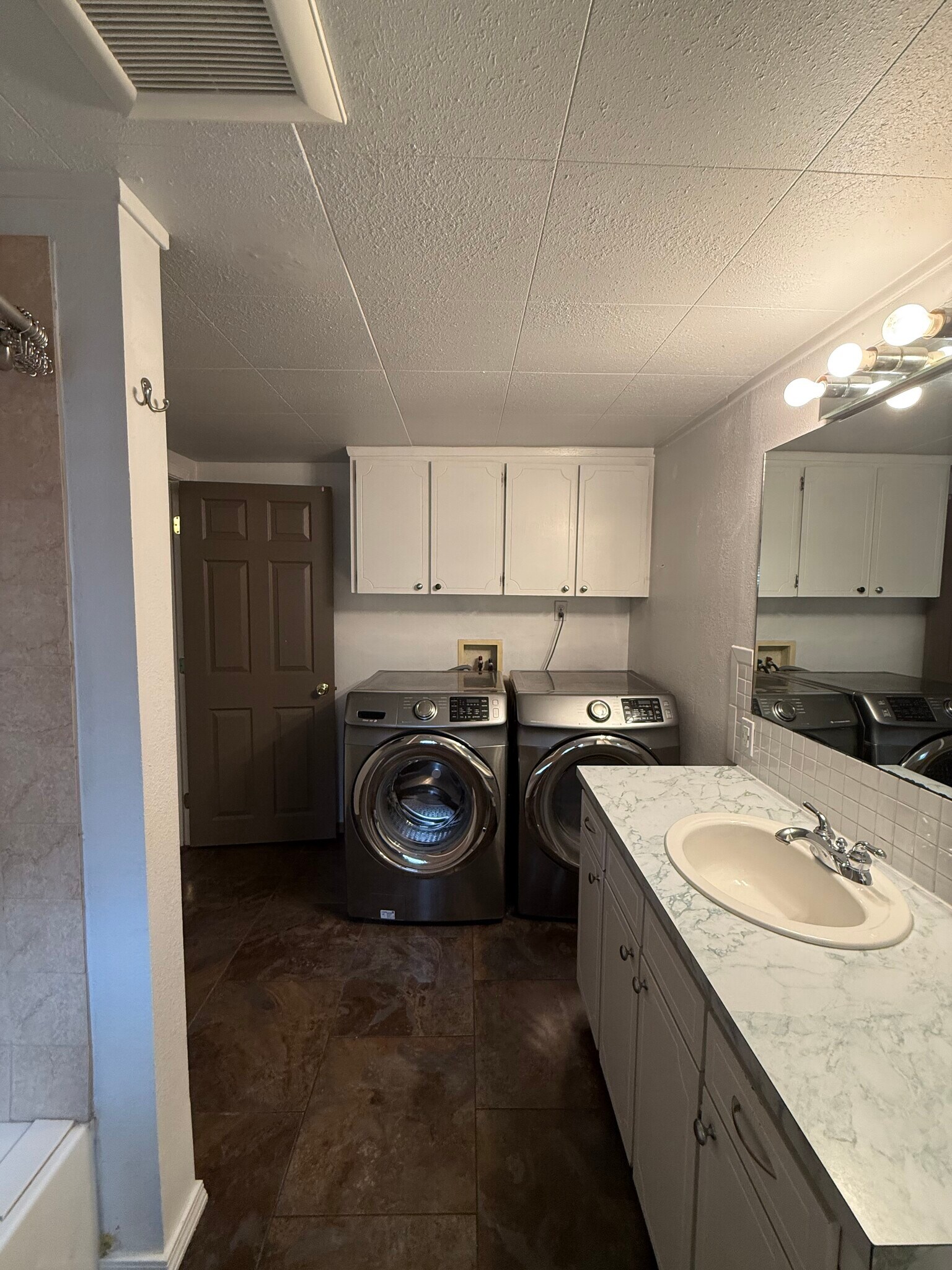 Building Photo - 406 E 43rd St