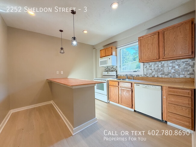 Building Photo - 2252 Sheldon St