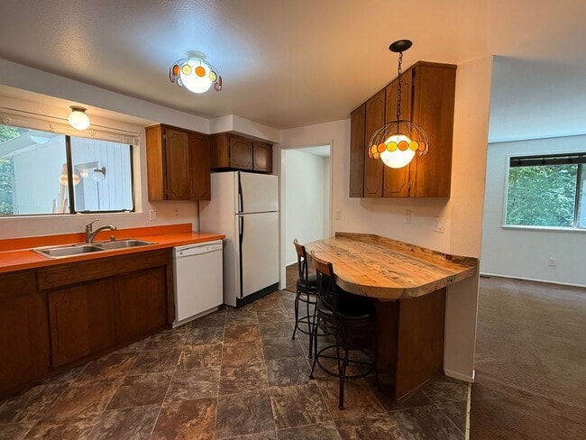 Building Photo - 2Bd/1.75Ba Issaquah Home