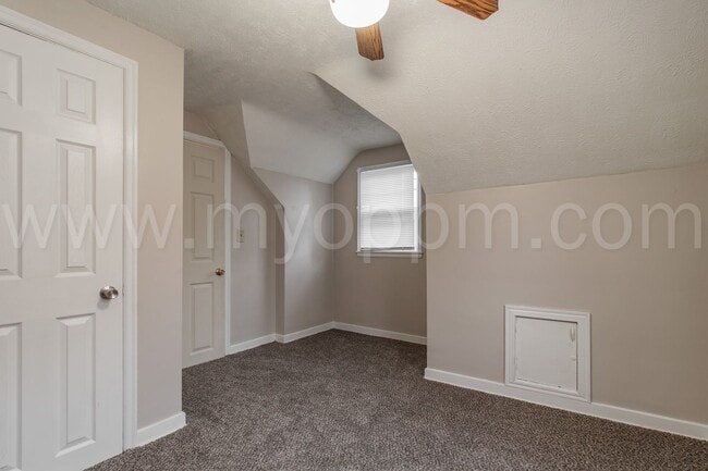 Building Photo - 3 Bedroom / 1.5 Bathroom Home | 60th & Center