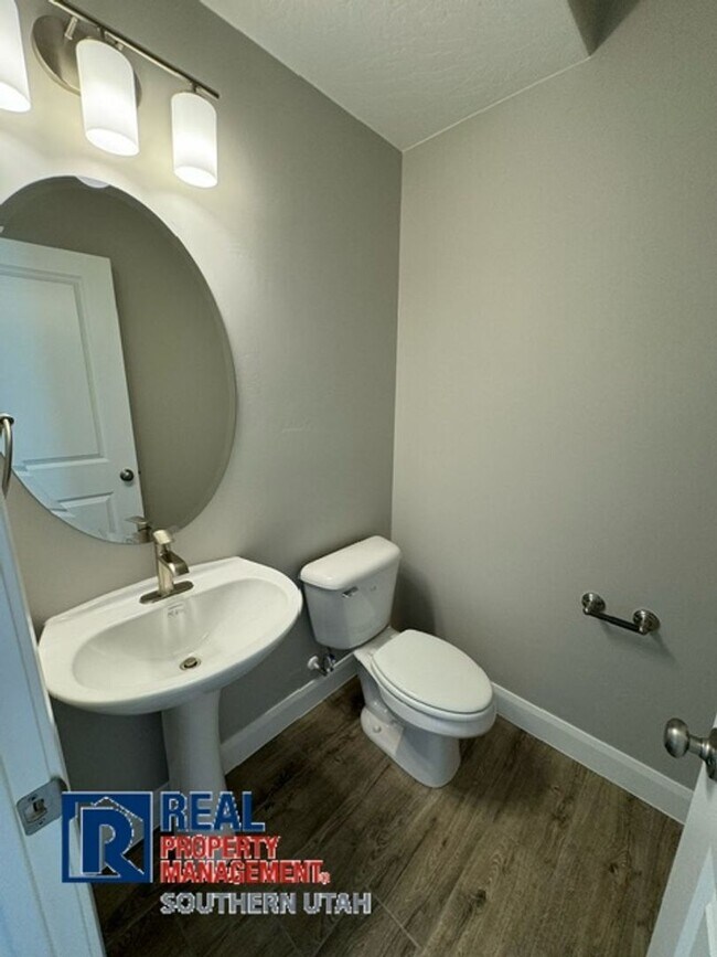 Building Photo - 1042 S 1450 E