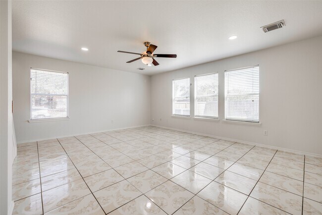 Building Photo - 5750 Roehampton Ct