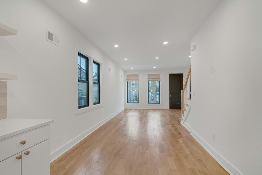 Building Photo - 71 Mission St