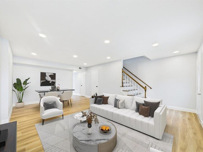 Building Photo - 10380 Briar Forest Dr