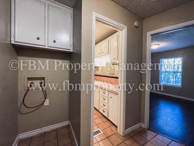 Building Photo - 2539 W Sycamore Ave