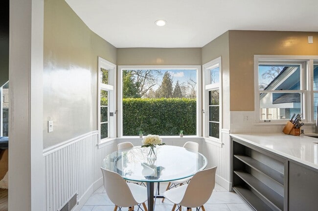 Building Photo - Fully furnished 5-bed, 3.5 bath home in hi...