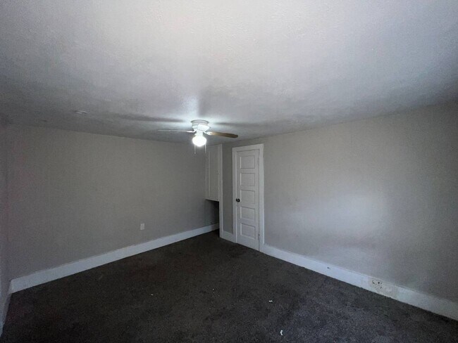 Building Photo - 4091 E 56th St