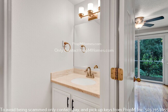Building Photo - Charming Two Bedroom Condo with Close Access to I-5!