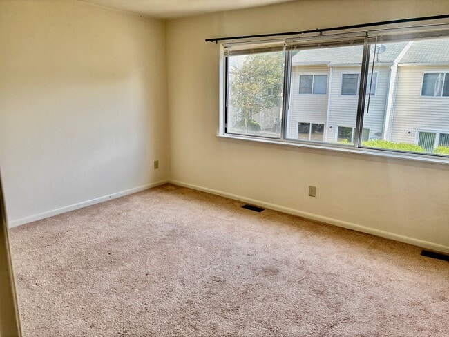 Building Photo - 2 bedroom/1.5 bathroom- The Midlands