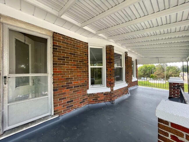 Building Photo - 1427 Calvert Ave