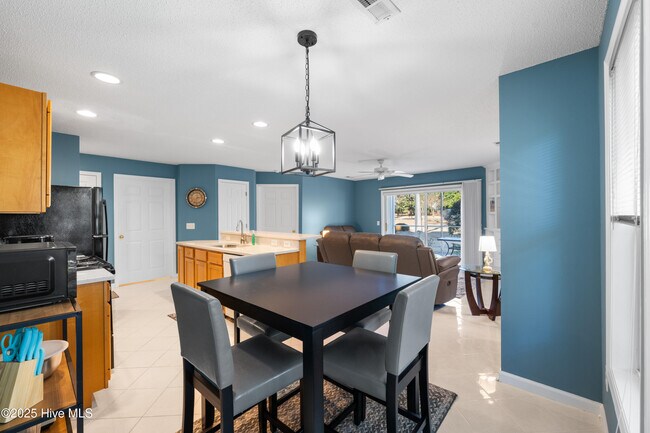 Building Photo - 3350 Club Villas Dr