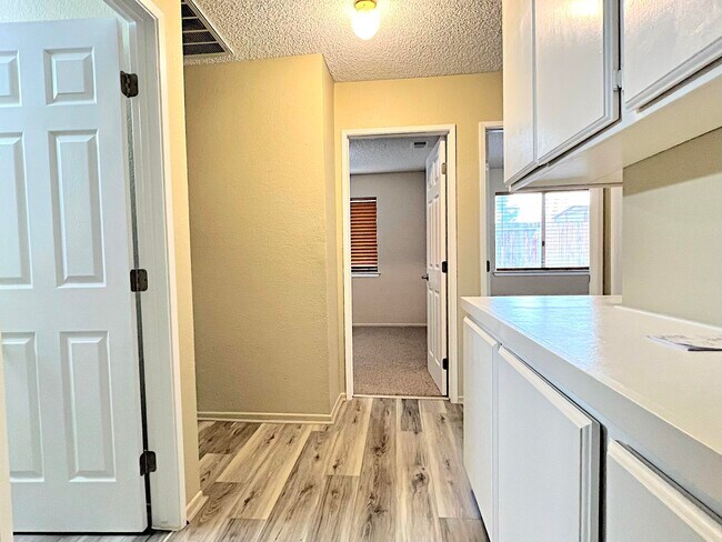 Building Photo - 2826 San Ramon Dr