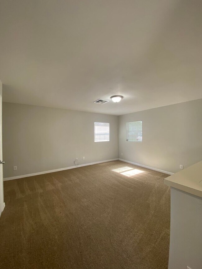 Building Photo - Spacious 2 bedroom, 2 bath duplex located ...