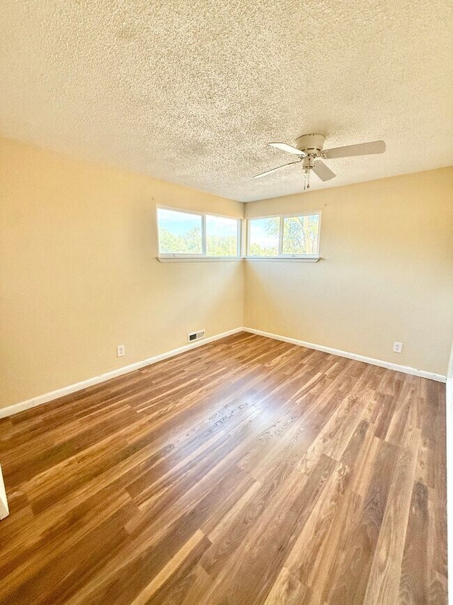 Building Photo - Home for rent on Union with Oversized Gara...