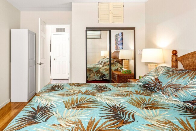 Building Photo - 1/1 Updated Furnished Condo + Private Lanai