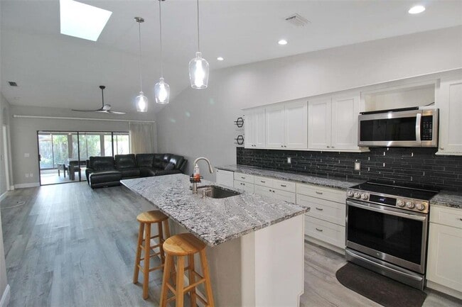 Building Photo - 6019 Courtside Dr