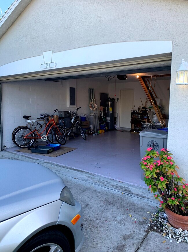 Building Photo - 993 E 13th Sq