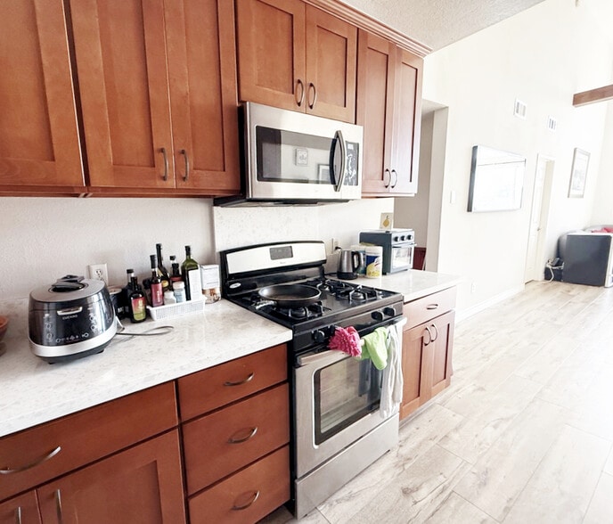 Building Photo - 5051 Rosewood Ave