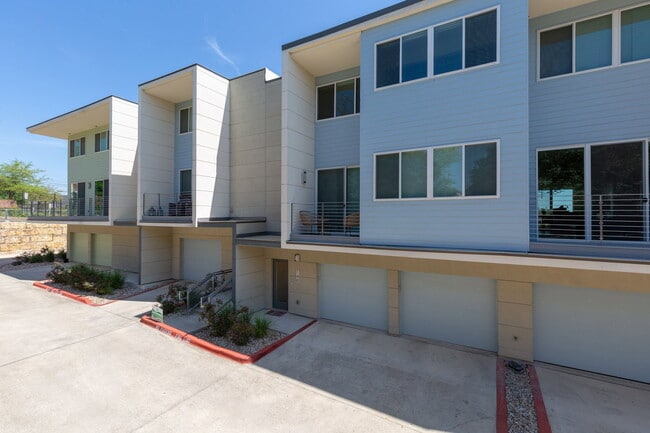 Building Photo - 604 N Bluff Dr