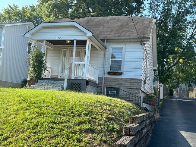 Building Photo - Charming Home 2 Bedroom 1 Bath Home In Krkwood, Mo.