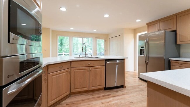 Building Photo - 4Bd/2.5Ba Bellevue House