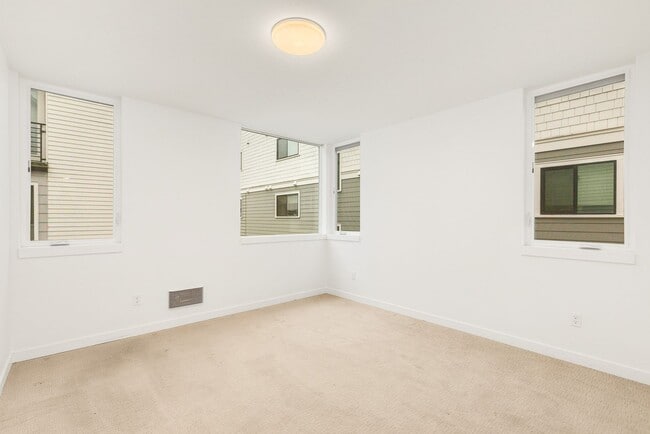 Building Photo - Gorgeous Greenlake Area 2 Bedroom Townhouse