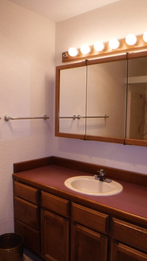 Building Photo - 570 Velopa Ct