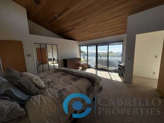 Building Photo - 2620 Deerpark Dr