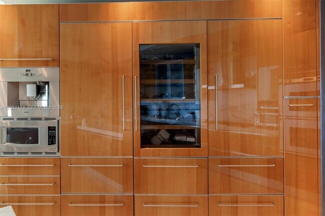 Building Photo - 16051 Collins Ave