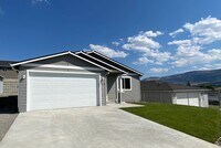 Building Photo - ** MOVE-IN SPECIAL** Charming 3-Bed, 2-Bath Home w/ Fenced Yard & W/D!