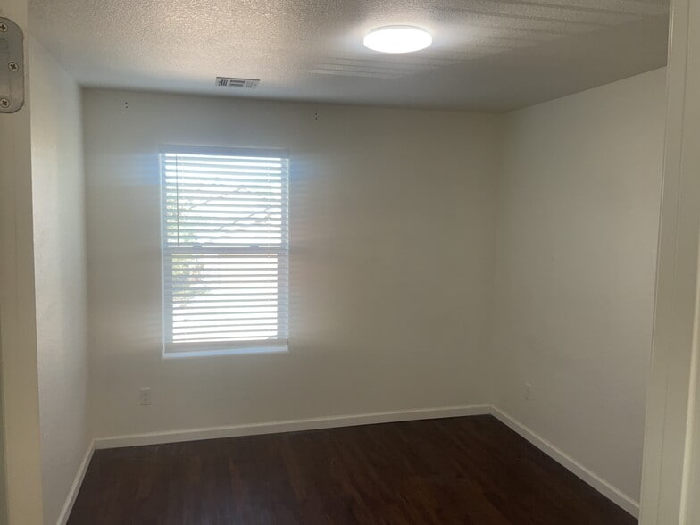 Building Photo - 1734 Lark Dr NE