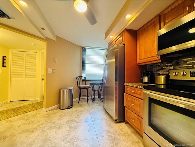 Building Photo - 9500 S Ocean Dr