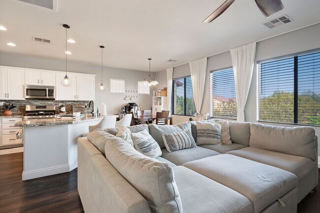 Building Photo - "Spacious 4-Bed Oasis with Outdoor Kitchen & Hardwood Elegance in North Las Vegas!"