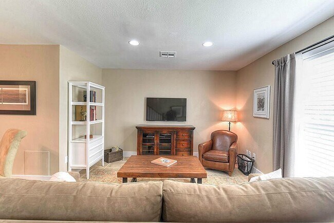 Building Photo - 8854 Kempwood Dr