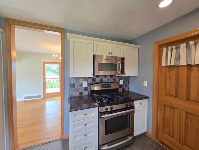 Building Photo - Amazing views overlooking the Raritan River! Commuter delight! Single family home with 2-bedroom,...