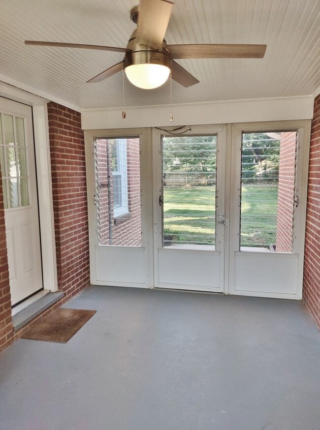 Building Photo - 4 Bed / 2 Bath Single Family Home