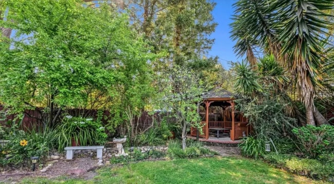 Building Photo - Spacious 4 Bed, 4 Bath Executive Home on Peaceful Cul-de-Sac!