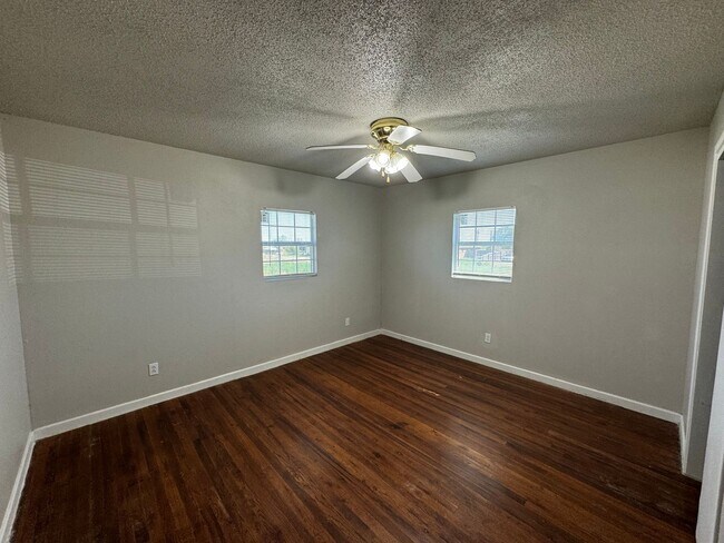 Building Photo - Beautiful Spacious Home Located in Frenshi...
