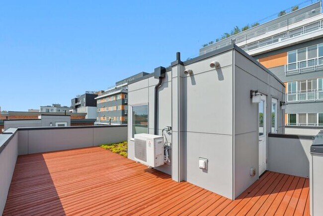Building Photo - Trendy West Seattle Townhome w/Air Conditi...