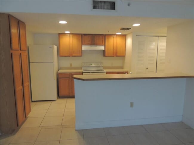 Building Photo - 9905 Westwood Dr