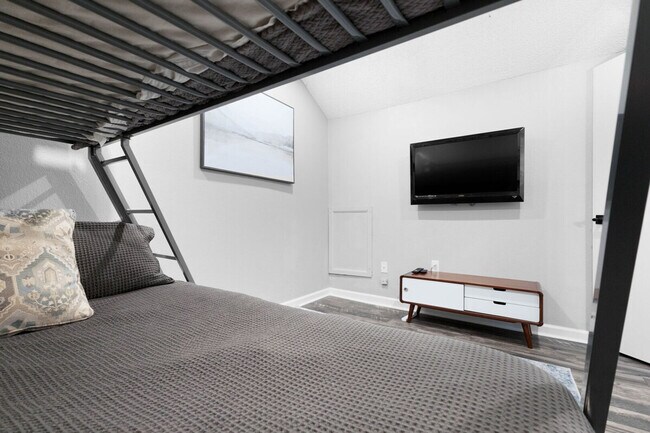 Building Photo - 2875 Village Dr