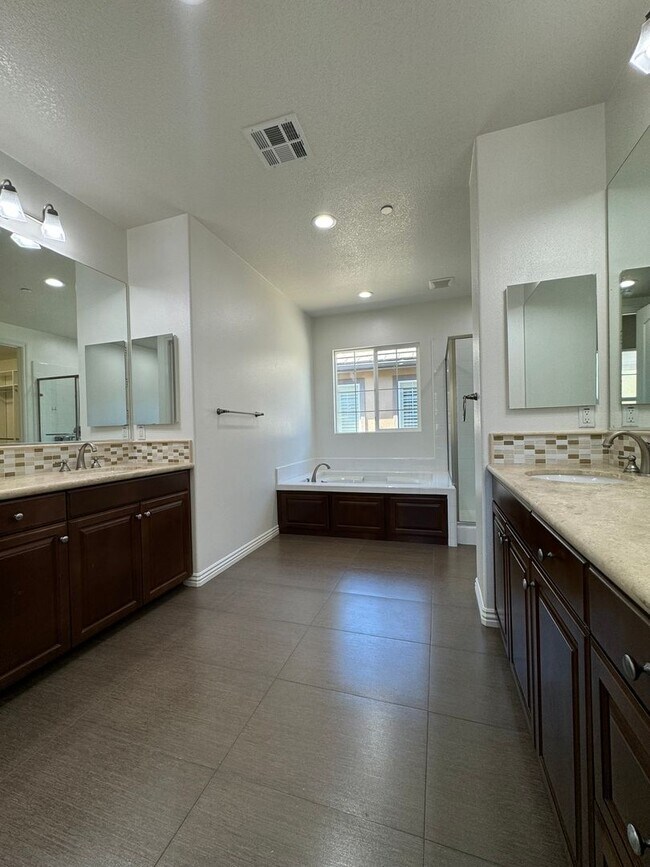Building Photo - Modern 5 Bed, 4.5 Bath Home in Tustin Legacy