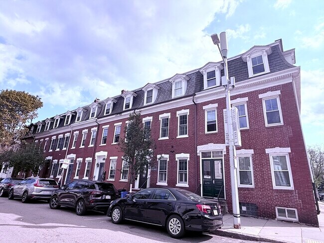 Building Photo - 675 E 7th St