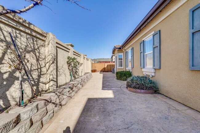 Building Photo - Spacious 3 Bedroom, 2 Bathroom Home with D...