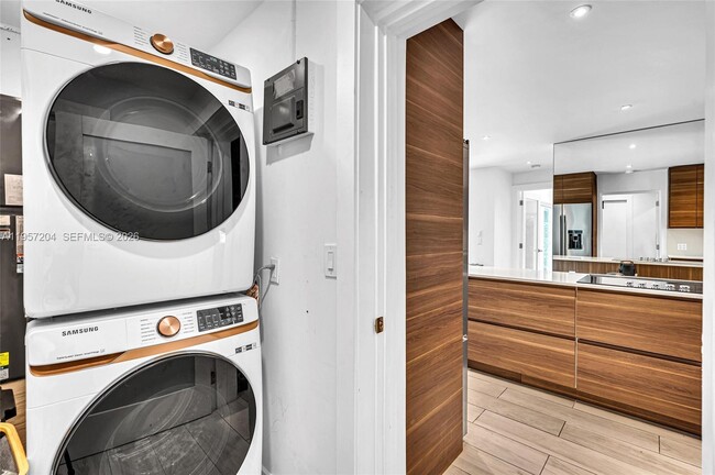 Building Photo - 1080 NE 104th St