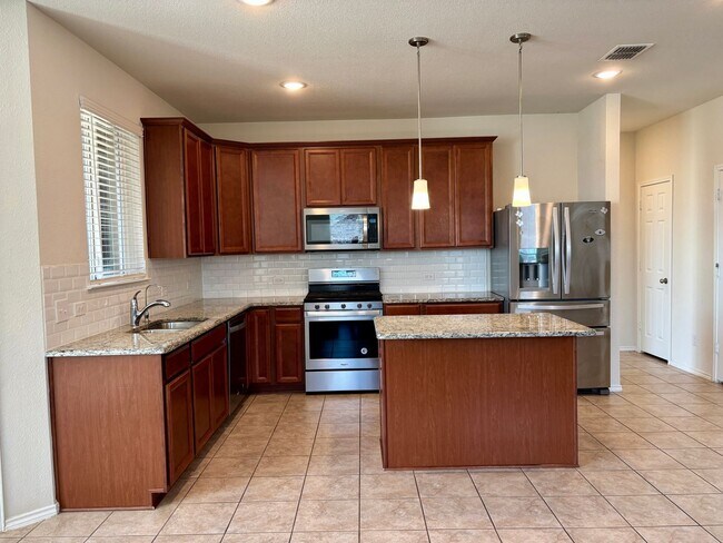 Building Photo - ? Beautiful 4-Bedroom Single-Story in Fort...