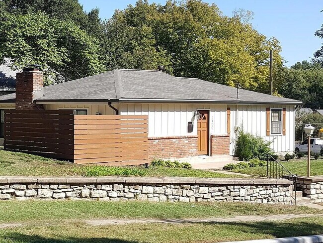 Building Photo - "Charming 3-Bed, 2-Bath Retreat with 1,690 Sq Ft of Comfort in Kansas City!"