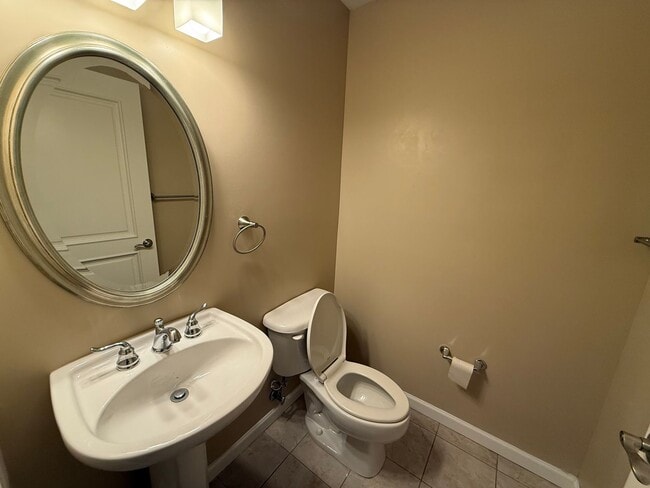 Building Photo - Cozy downtown condo