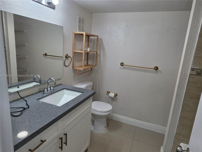 Building Photo - 6509 Racquet Club Dr